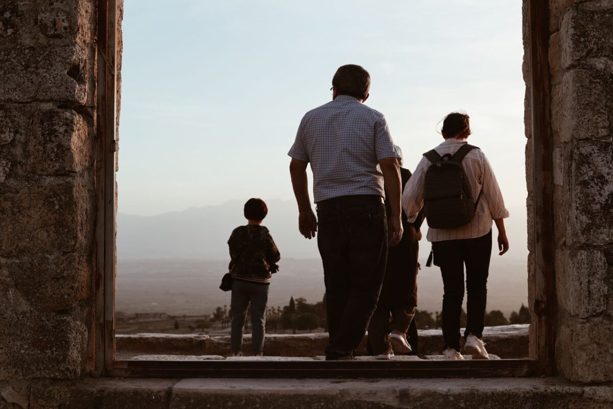 À propos A family explores the ancient ruins of Pamukkale, capturing the beauty of Turkish landscapes at sunset.