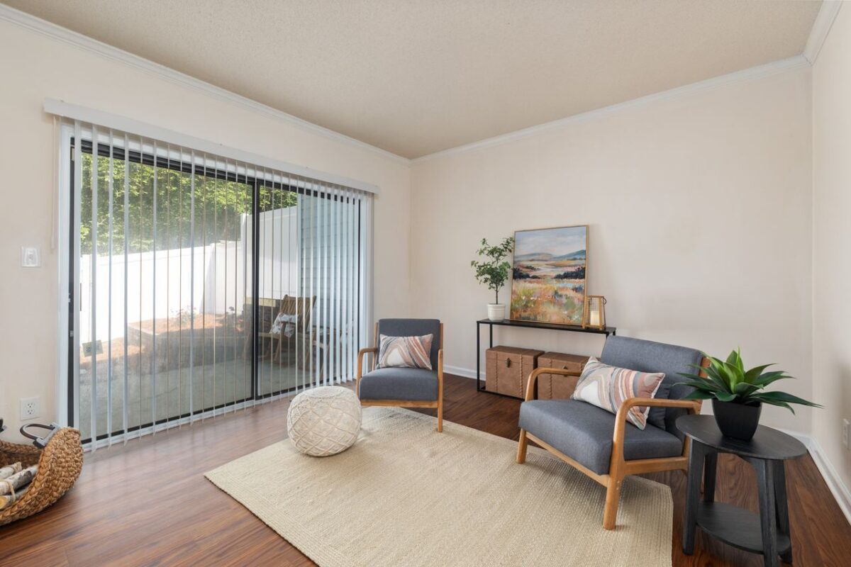 SB Déco Ambiance Bright modern living room featuring stylish armchairs, decor, and wooden flooring.