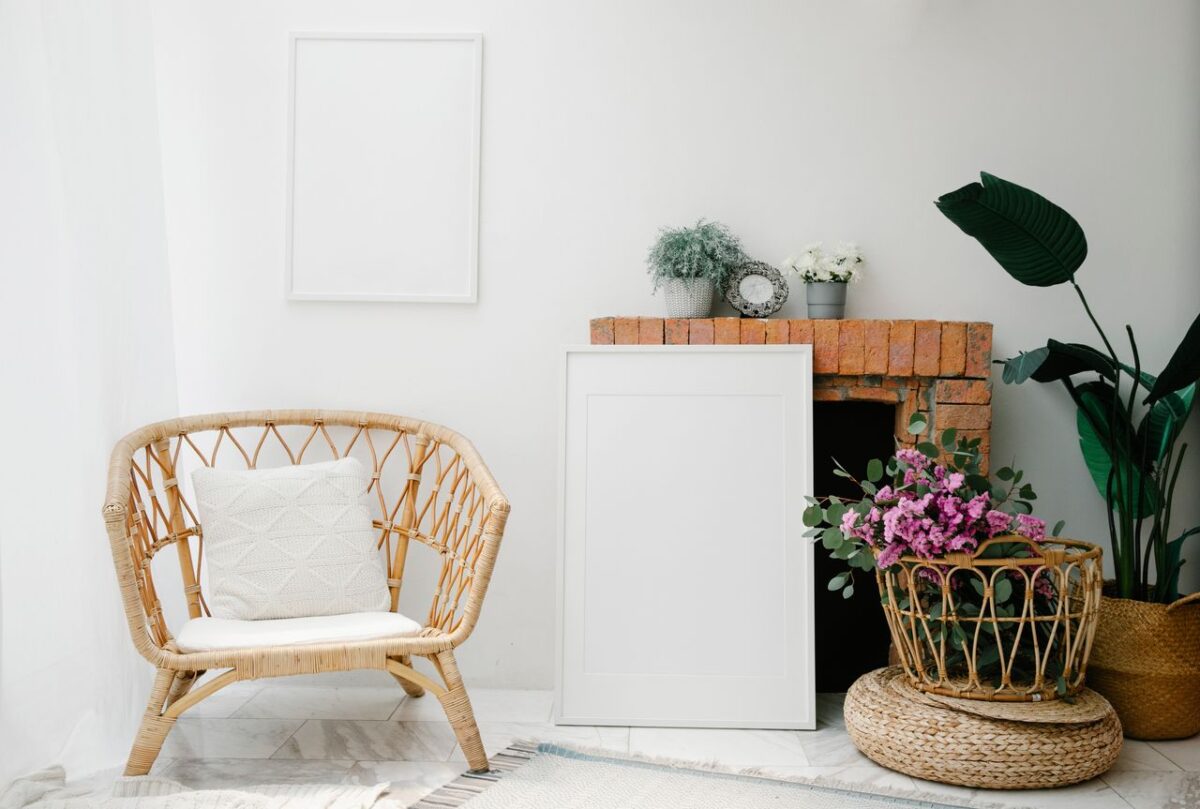 Offres Beautiful minimalist living room with wicker furniture and floral decor, perfect for stylish homes.